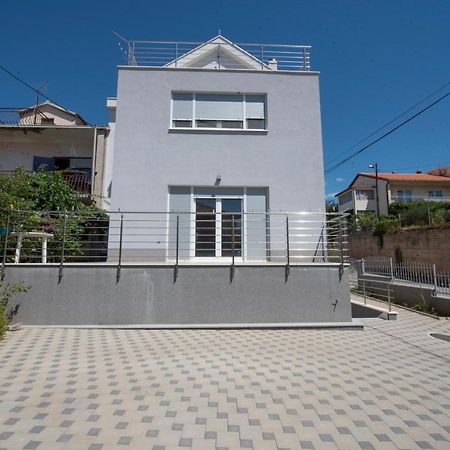 Sunny Attic Apartment With Balcony & Modern City Apartment With Outdoor Area, No Balcony Трогир Екстериор снимка