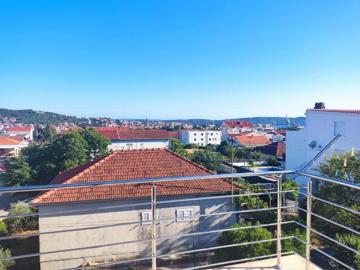 Sunny Attic Apartment With Balcony & Modern City Apartment With Outdoor Area, No Balcony Трогир Екстериор снимка