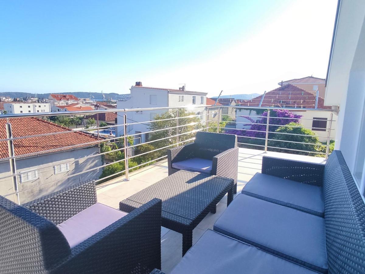 Sunny Attic Apartment With Balcony & Modern City Apartment With Outdoor Area, No Balcony Трогир Екстериор снимка