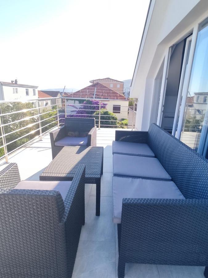 Sunny Attic Apartment With Balcony & Modern City Apartment With Outdoor Area, No Balcony Трогир Екстериор снимка