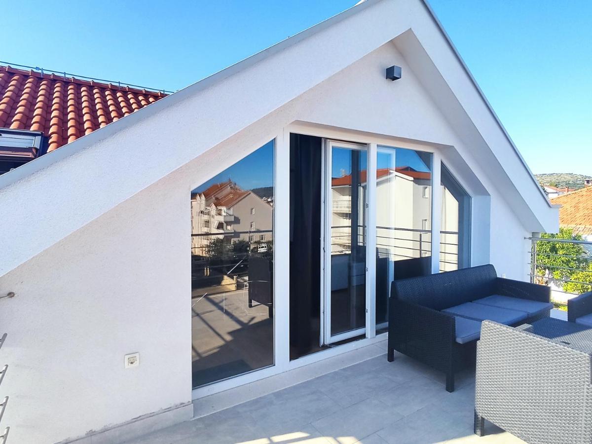Sunny Attic Apartment With Balcony & Modern City Apartment With Outdoor Area, No Balcony Трогир Екстериор снимка