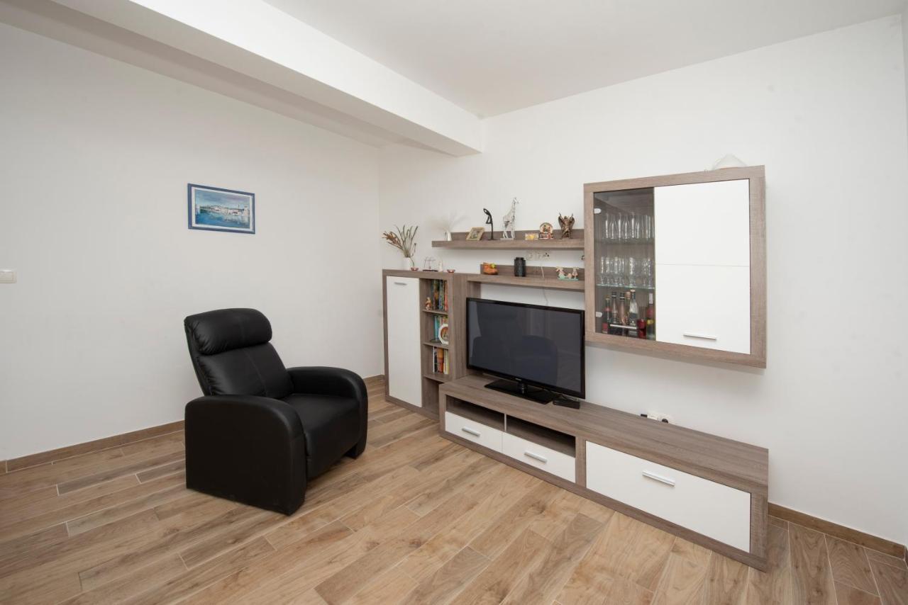 Sunny Attic Apartment With Balcony & Modern City Apartment With Outdoor Area, No Balcony Трогир Екстериор снимка
