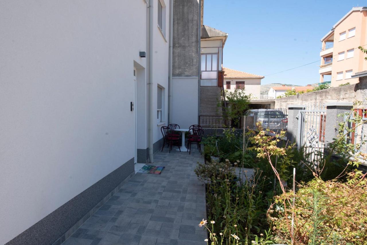Sunny Attic Apartment With Balcony & Modern City Apartment With Outdoor Area, No Balcony Трогир Екстериор снимка