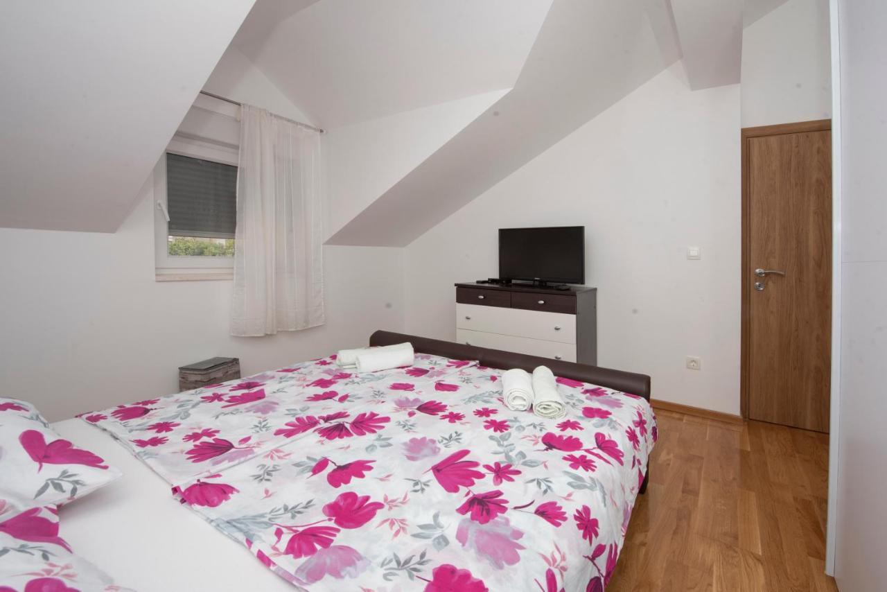Sunny Attic Apartment With Balcony & Modern City Apartment With Outdoor Area, No Balcony Трогир Екстериор снимка