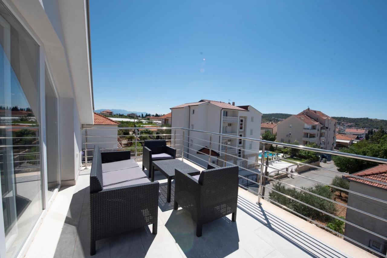 Sunny Attic Apartment With Balcony & Modern City Apartment With Outdoor Area, No Balcony Трогир Екстериор снимка